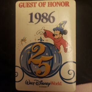 Pre-owned Walt Disney Guest of honor Badge